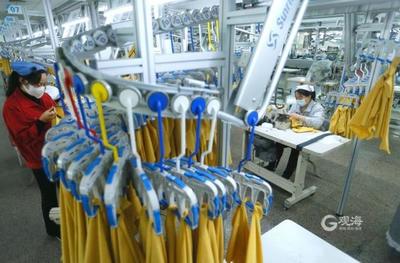 即墨服裝企業(yè)生產(chǎn)線實(shí)拍:海外市場"爆單" 工廠加班趕制